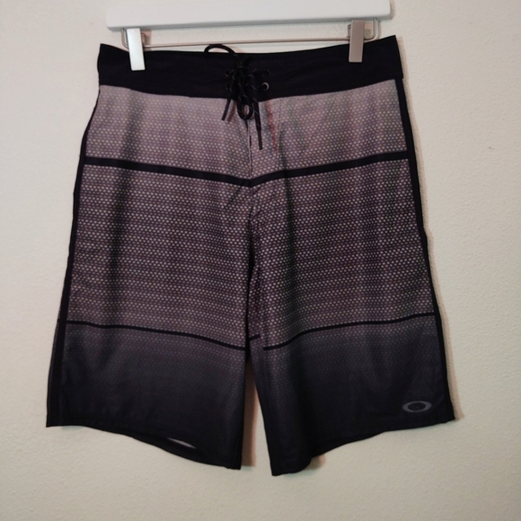 Oakley Gray Stripe Tailored Fit Board Shorts 28 - Picture 1 of 3